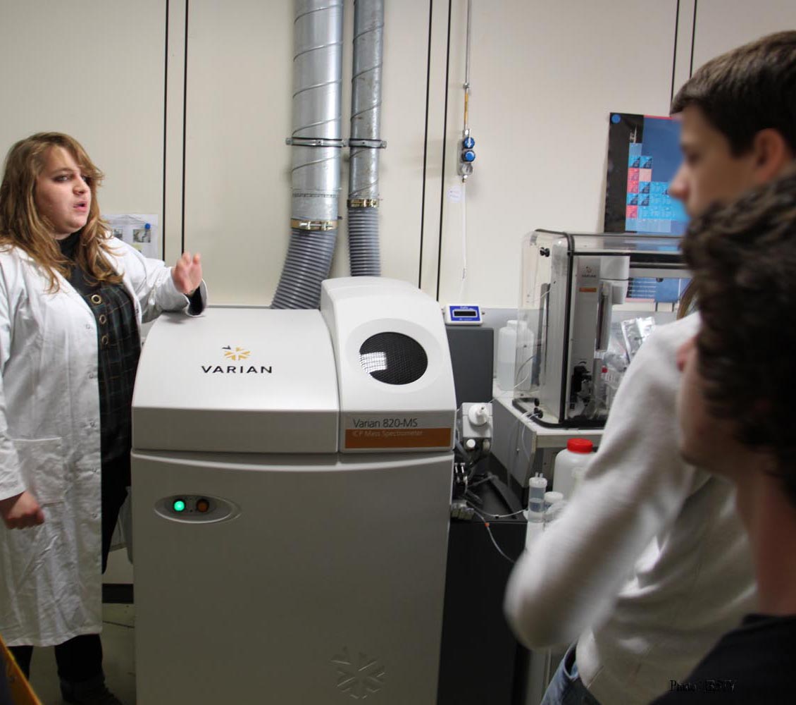 Le laboratoire est équipé d'un spectromètre de masse avec couplage inductif, utilisé par exemple pour l'étude des polluants minéraux dans les eaux et les sols en milieux urbains