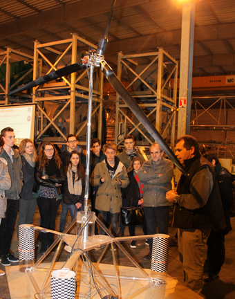Les lycéens devant une maquette d'éolienne de mer flottante, testée dans les bassins. (Présentation des travaux par Jean-Marc Rousset)